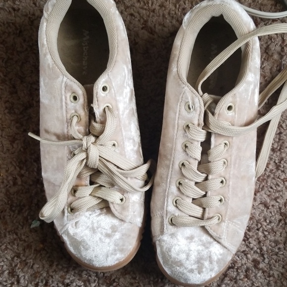 Shoes - Picture 2 of 4